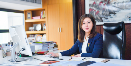 【陜西省優(yōu)秀企業(yè)家風采】陜西雄峰實業(yè)集團有限公司總經(jīng)理劉麗恒