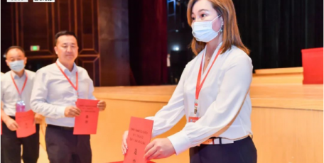 熱烈祝賀I雄峰集團(tuán)總經(jīng)理劉麗恒當(dāng)選陜西省工商聯(lián)（總商會(huì)）常委