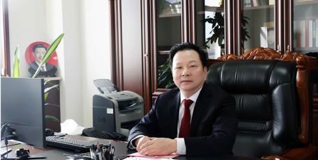 第八屆陜西省優(yōu)秀企業(yè)家風(fēng)采 ——陜西長青能源化工有限公司 黨委書記、董事長 何圣龍