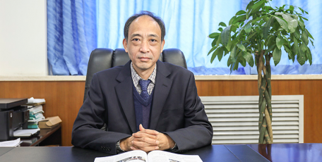 第八屆陜西省優(yōu)秀企業(yè)家風(fēng)采 ——陜西陜化煤化工集團(tuán)有限公司 黨委書記、董事長、總經(jīng)理  屈戰(zhàn)成