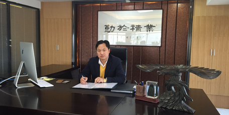 第八屆陜西省優(yōu)秀企業(yè)家風(fēng)采 ——陜西雄峰實(shí)業(yè)集團(tuán)有限公司 董事長 楊立智