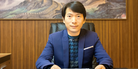 第八屆陜西省優(yōu)秀企業(yè)家風采 ——安康市長興建筑集團建筑裝飾有限公司  董事長、總經(jīng)理 熊聰