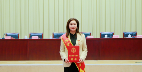 喜報(bào)！雄峰集團(tuán)黨支部書(shū)記、總經(jīng)理劉麗恒榮獲“西安市勞動(dòng)模范”榮譽(yù)稱號(hào)